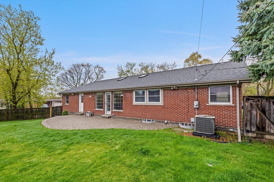 Building Photo - 854 Brooklawn Dr
