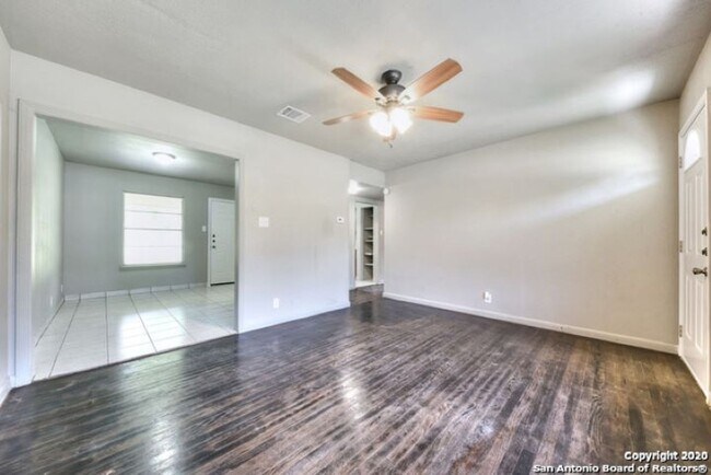 Building Photo - 3 Bedroom/1 Bath Sunset Hill Subdivision