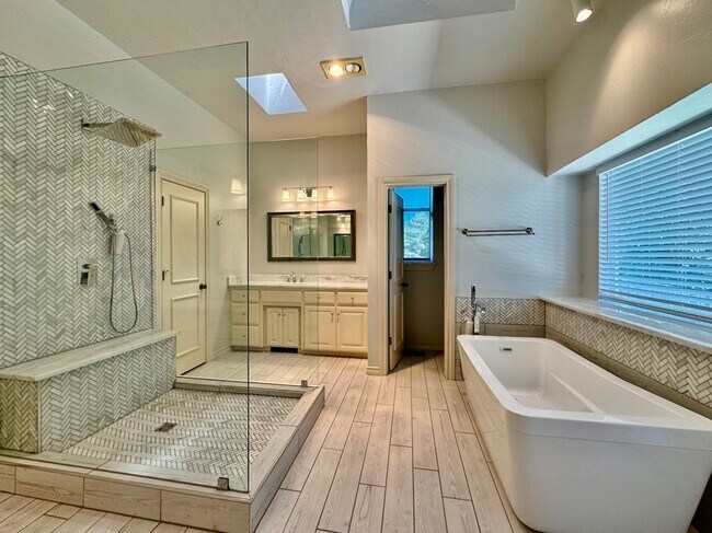 Building Photo - 2600 Sweetbriar Ct