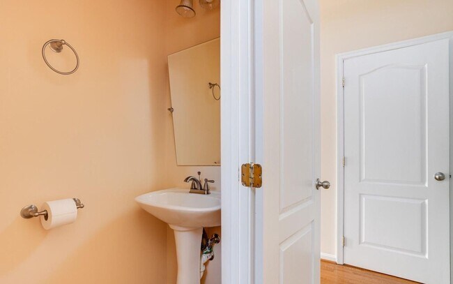 Building Photo - Charming Abingdon Townhome with Modern Upgrades!