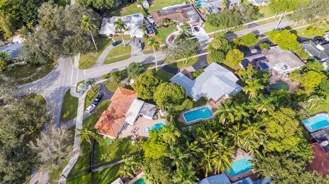 Building Photo - 812 Holly Ln