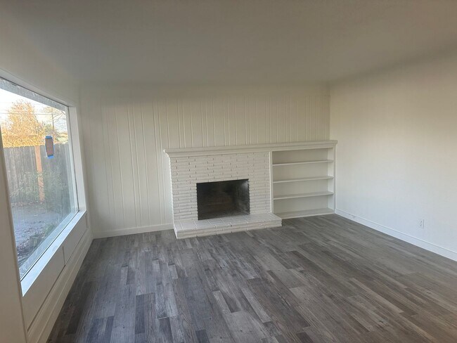 Building Photo - Updated 3 bedroom 1 bath home with large yard!