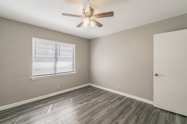 Building Photo - 7513 Maple Dr