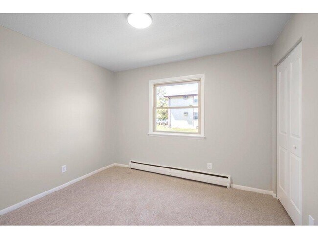 Building Photo - Beautiful remodeled 2 Bed Apartment in Mou...