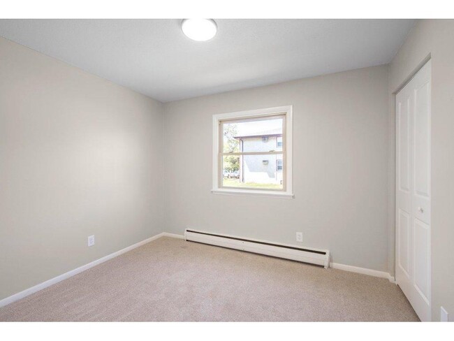 Building Photo - "Modern 2 Bed Apartment in Mounds View - P...