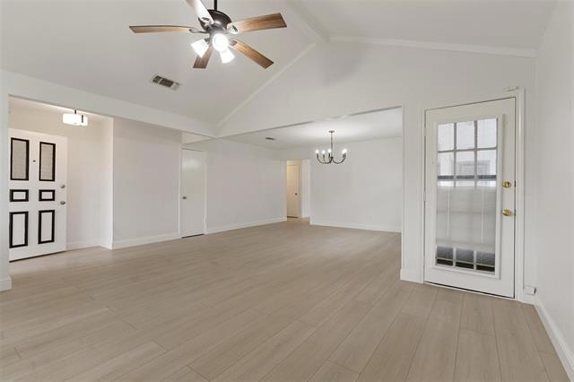 Building Photo - 2024 Oakmeadow St