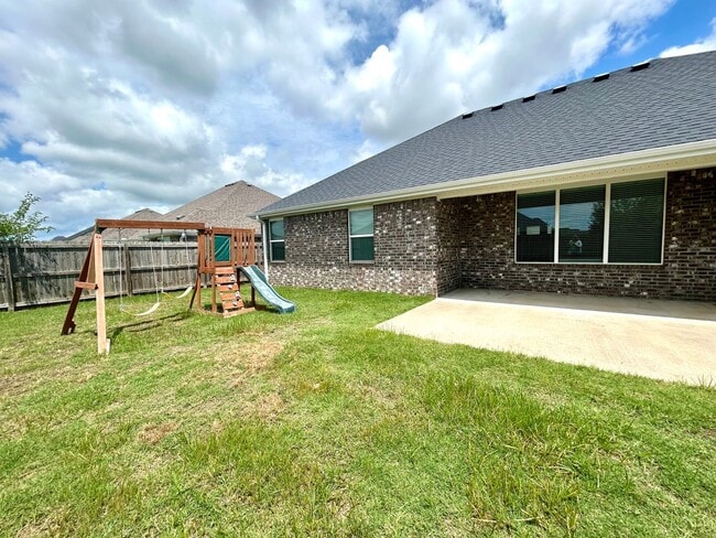 Building Photo - Gorgeous Home with Vaulted Ceilings and La...
