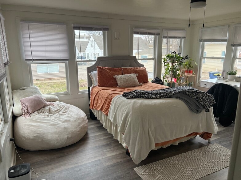 Building Photo - 208 W Elm Ave