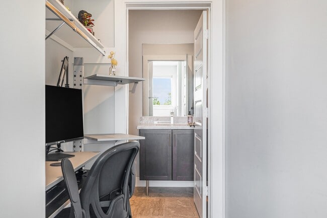 Building Photo - 925 Herkimer St