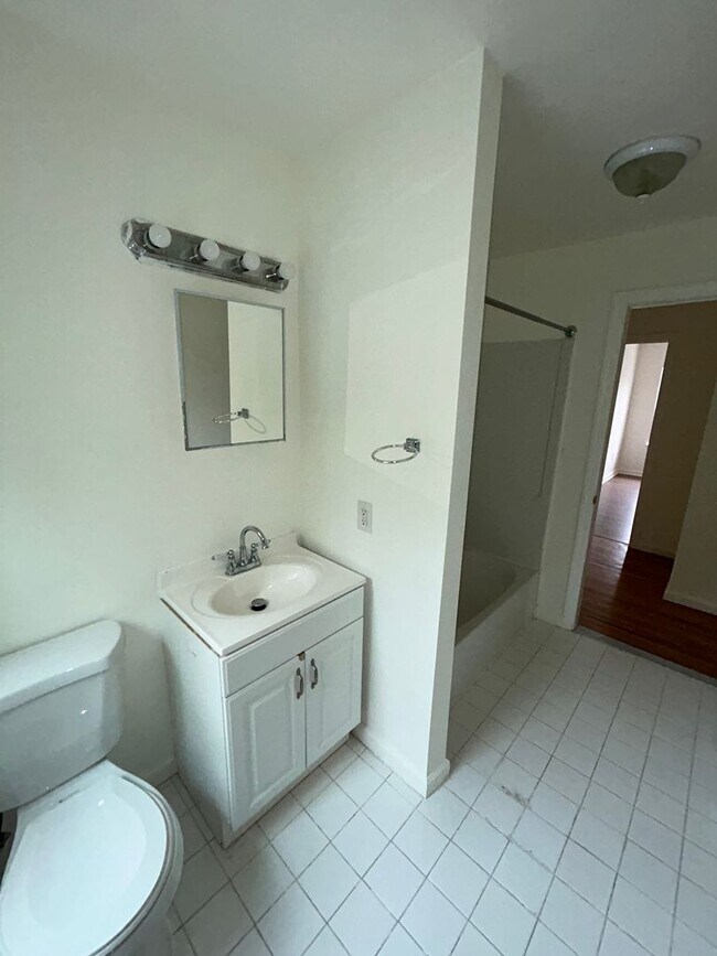 Building Photo - Cozy Home w/2 bath!