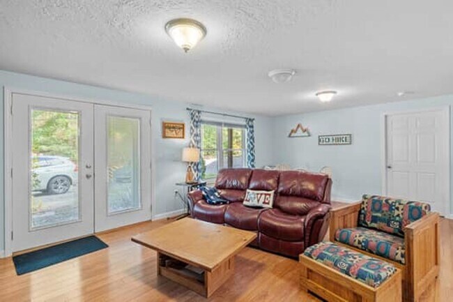 Building Photo - Spacious & Comfortable 4 Bedroom House - C...