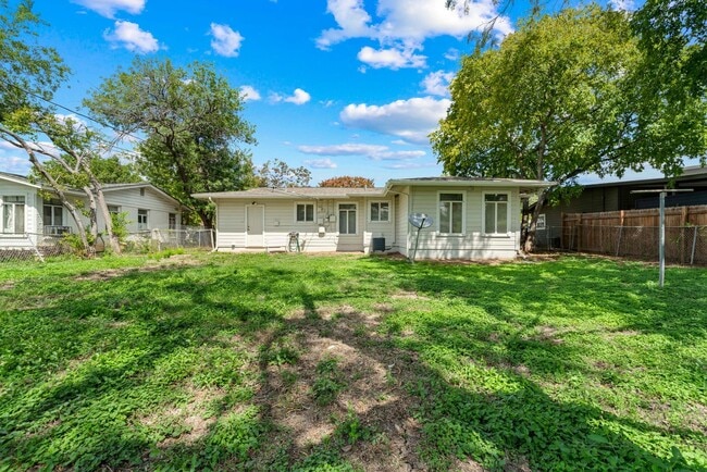 Building Photo - 3 Bedroom/1 Bathroom Ridgeview Subdivision