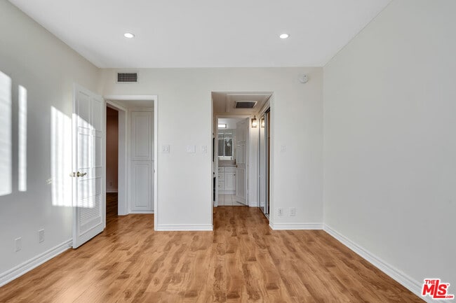 Building Photo - 432 N Palm Dr