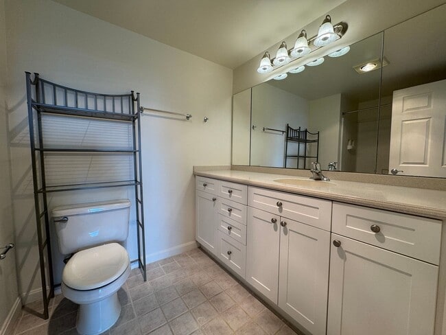 Building Photo - Sun-filled 1 Bed 1 Bath Condo With Private...
