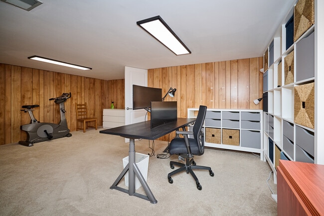 Building Photo - 926 N Boxwood Dr