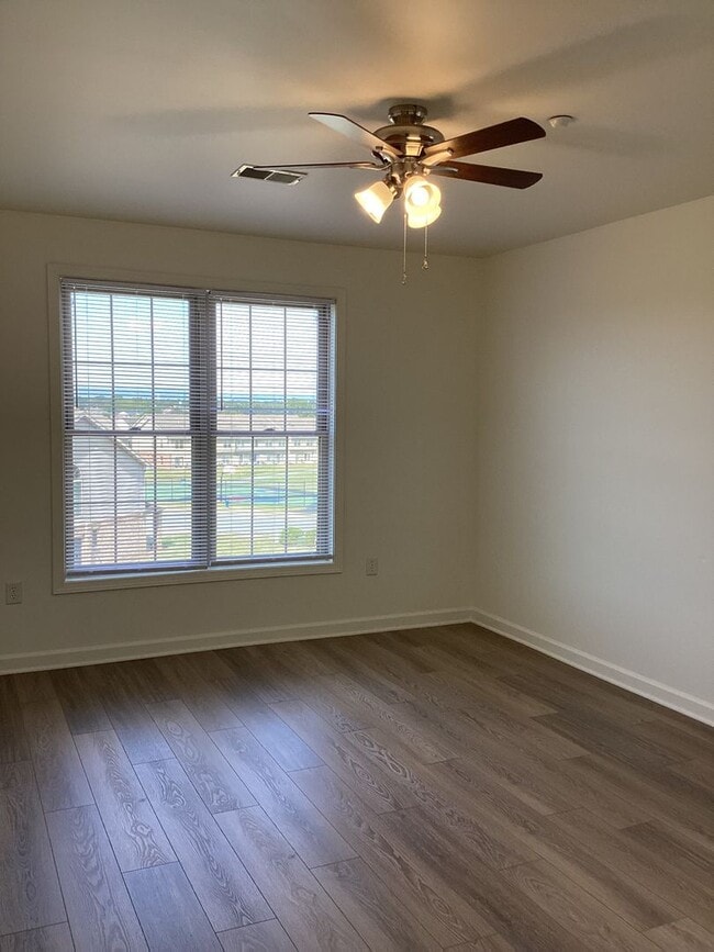 Building Photo - 670 Bassett Dr