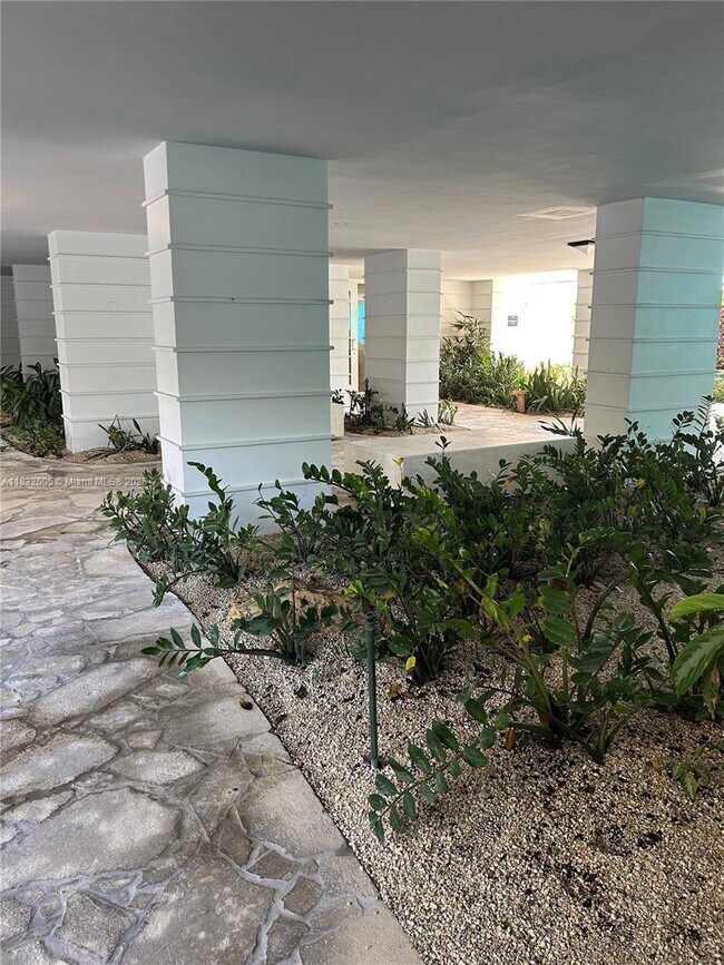 Building Photo - 609 Ocean Dr