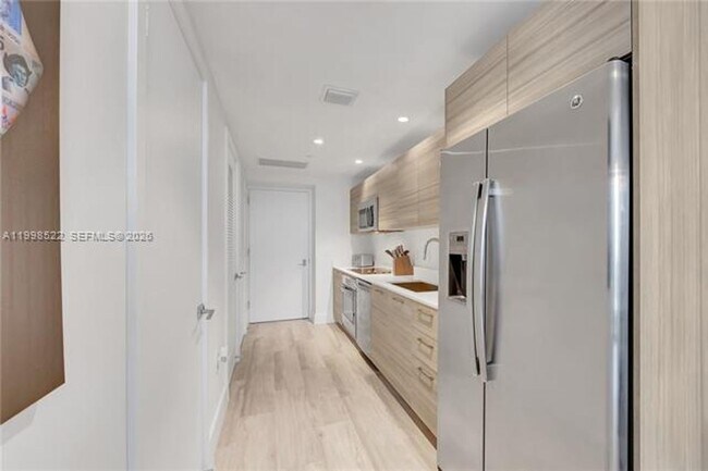 Building Photo - 121 NE 34th St