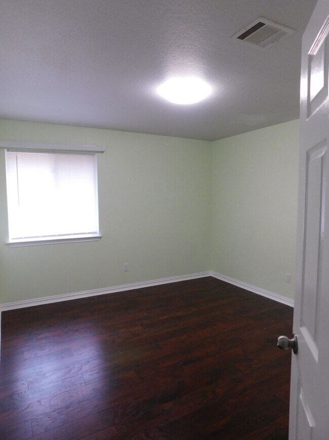 Building Photo - 1301 Leah Ln