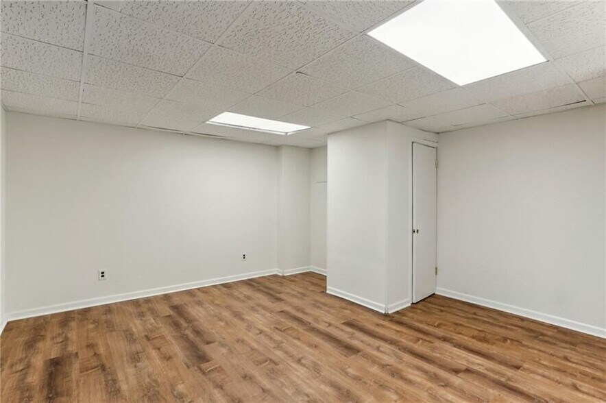 Building Photo - 2888 Bonanza Dr