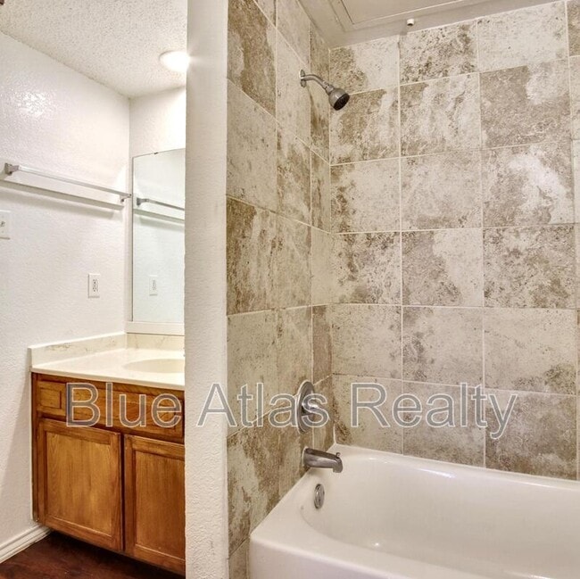 Building Photo - 6859 S Creek Dr
