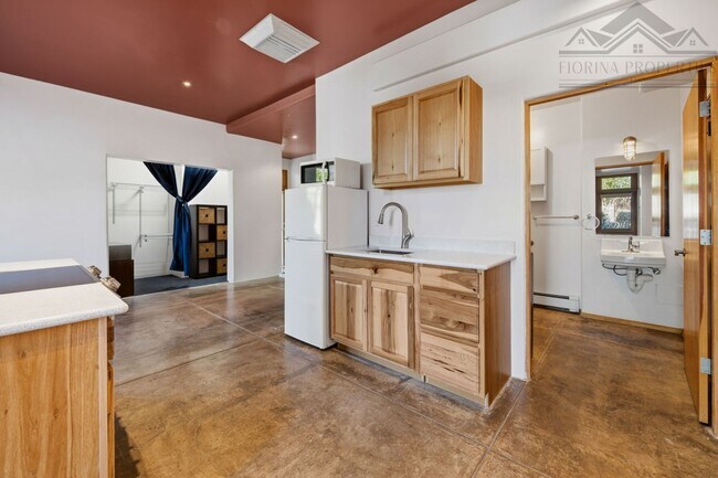 Building Photo - Bright Midtown Studio Loft
