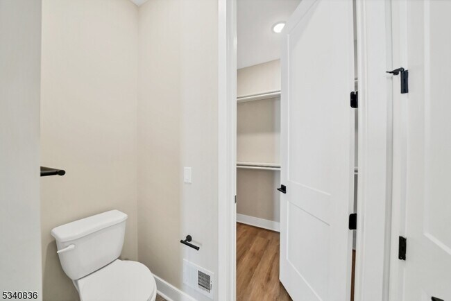 Building Photo - 105 Iris Ct