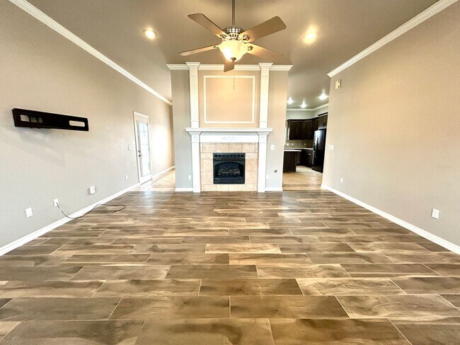 Building Photo - Spacious 3 bed 2 bath Single Family with a Large Fenced Backyard!