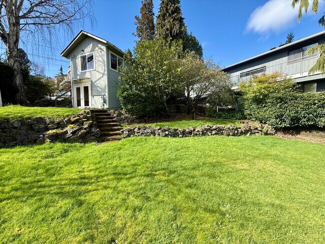 Building Photo - North Queen Anne Home