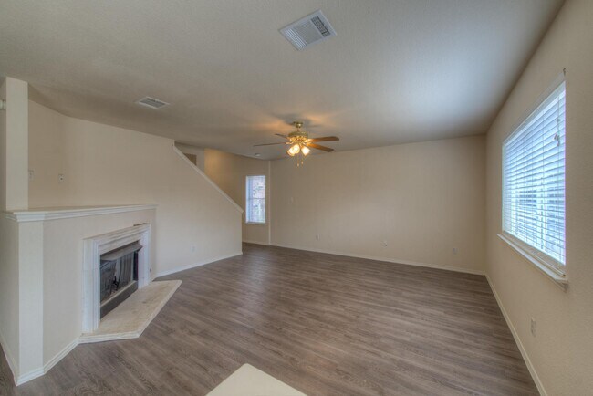 Building Photo - Very clean 4 BR 2.5 Bath