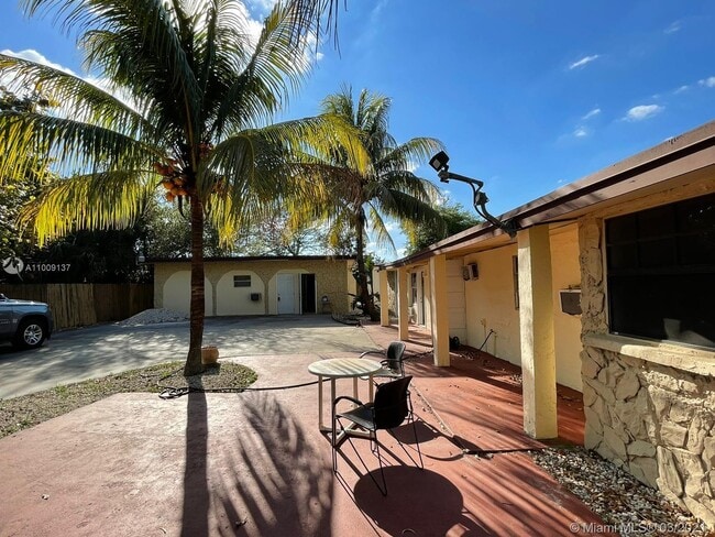 Building Photo - 633 NW 15th Ave