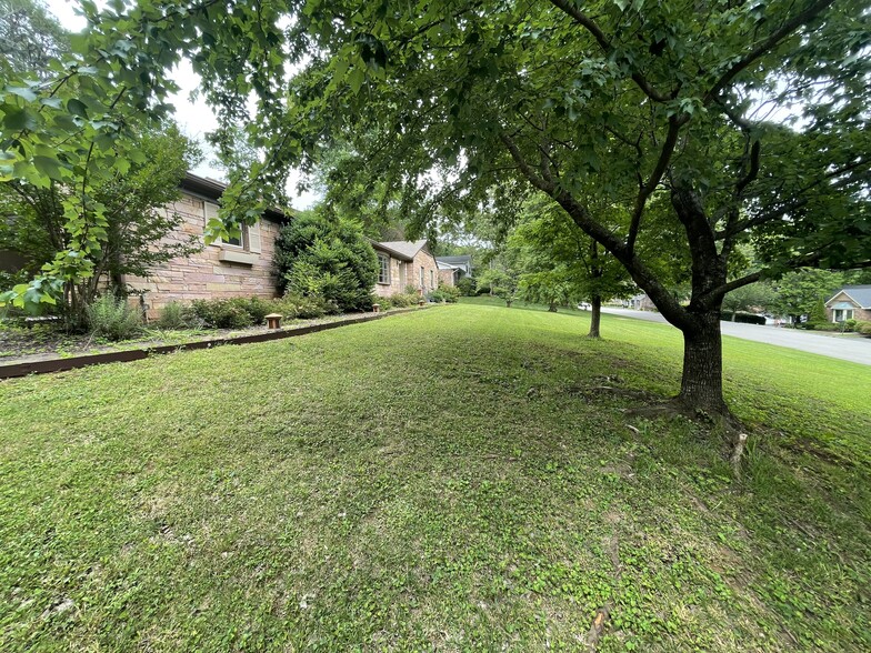 Building Photo - 8205 Ainsworth Dr