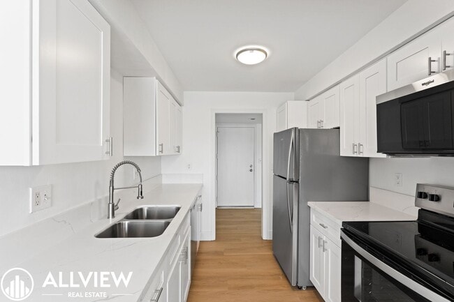 Building Photo - Newly Renovated 1 Bed / 1 Bath in Gated El Segundo Community – Pool, Gym, Parking & Prime Location