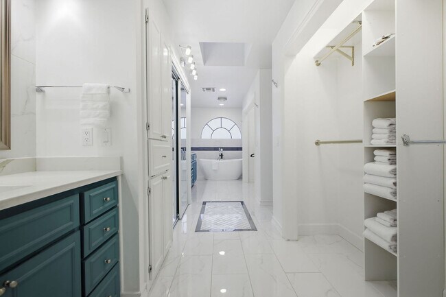 Building Photo - 2915 Quail Oak St