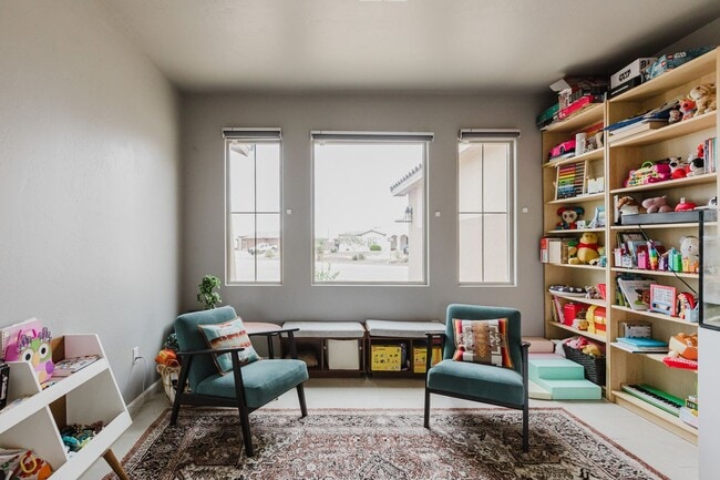 Building Photo - Modern 5 Bedroom Home with Solar Panels - MOVE IN SPECIAL: FIRST MONTH FREE!