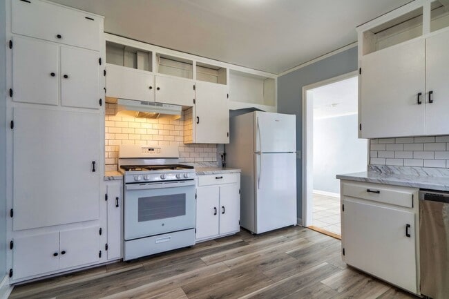 Building Photo - Adorable move in ready bungalow.