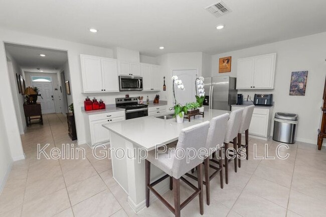 Building Photo - 833 Ambleside Dr