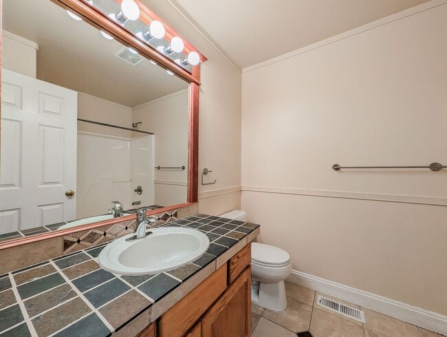 Building Photo - Move in ready 3 Bed 2 bath rambler w/ 2 car garage & fenced backyard!