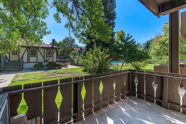 Building Photo - Updated 2 Bed/1 Bath Apartment in Desirable, Quiet Neighborhood