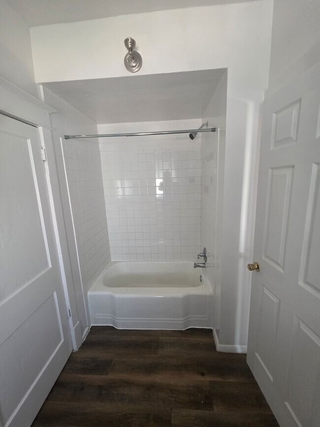 Building Photo - Beautiful 3 bed 1 bath