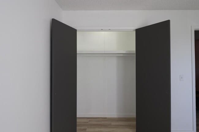 Building Photo - 1221 S Park Ave