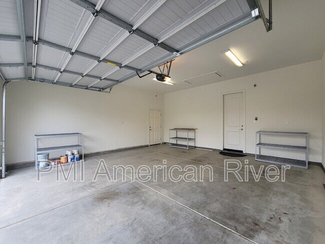 Building Photo - 8099 Traditions Ct