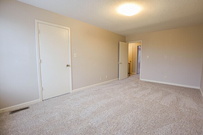 Building Photo - 1533 E Knollwood Cir