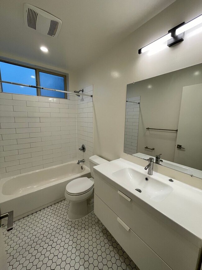 Building Photo - 1/2 Off First Month's Rent, 6Bdrm, 3Bath