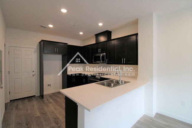Building Photo - Brand New 3bd/2.5ba North Natomas Townhous...