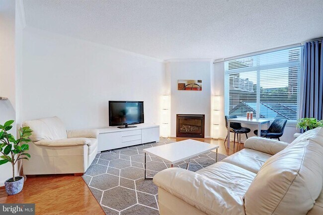 Building Photo - 3101 N Hampton Dr