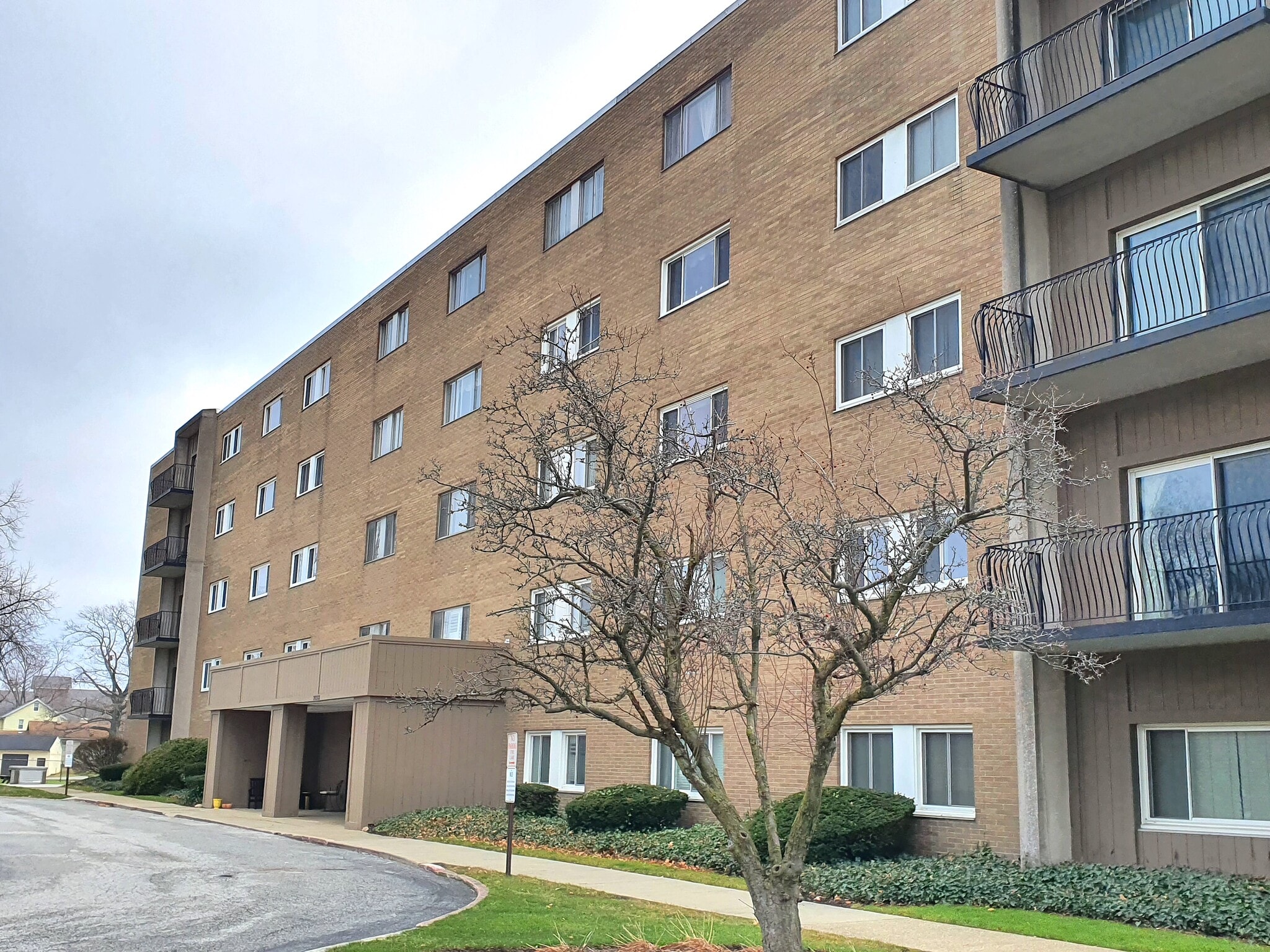 Exterior - 20333 Detroit Rd