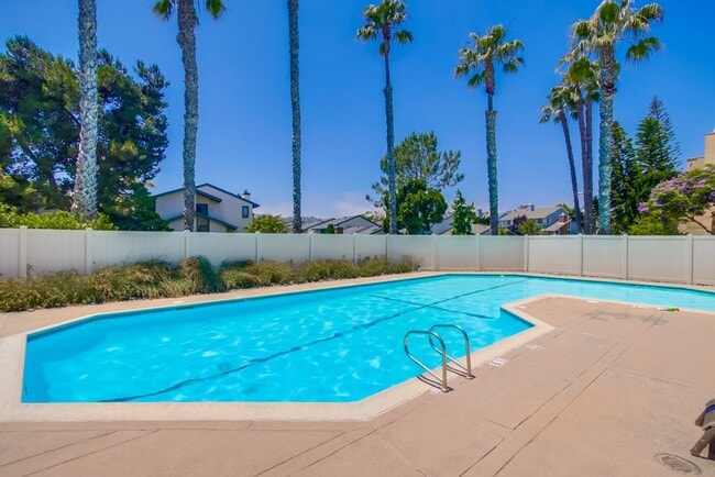 Building Photo - Spacious La Jolla Townhome in Desirable Wo...