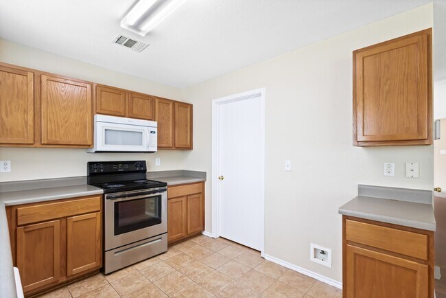 Building Photo - 3 Bedroom/2.5 Bath Bluffs of Lookout Canyon Subdivision