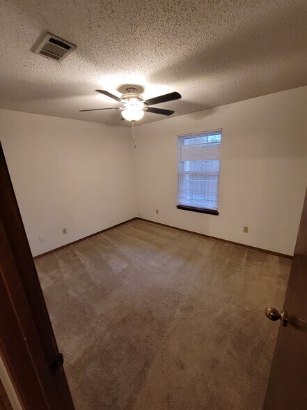 Building Photo - 1500 E Johnson Ave